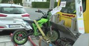 Wypadek w Ostrowie Wielkopolskim. 8-latek na mini corssie uderzył w ogrodzenie