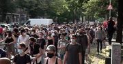 Protesty przeciwko skrajnie prawicowym ekstremistom w Berlinie po ataku na syryjski sklep