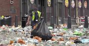 Kibice Leeds United zdemolowali i zaśmiecili plac w centrum miasta, świętując wygranie ligi i awans do Premier League