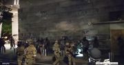 Uderzał młotkiem w drzwi sądu w Portland, a potem zaatakował policjantów. Napastnik aresztowany