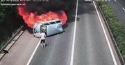 Bohaterskie zachowanie kierowcy. Pomógł trzem osobom wydostać się z płonącego minibusa