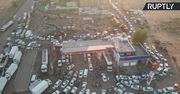 Wielokilometrowa kolejka do stacji benzynowej w stolicy Sudanu widziana z powietrza. Kraj zmaga się z niedoborami paliwa