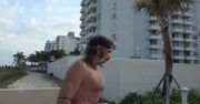 Oto jedyny człowiek na świecie, który może biegać po plaży w Miami