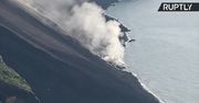 Erupcja wulkanu Stromboli we Włoszech. Z krateru unosił się dym, a lawa płynie do morza