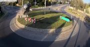 Groźny wypadek w Rąbieniu. Rozpędzony samochód po wjechaniu na rondo wyskoczył w powietrze i złamał drzewo na wysokości 7 metrów