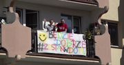 Rozwieszają kolorowe banery na płotach i balkonach. Akcja starostwa w Kamiennej Górze, by podnieść mieszkańców na duchu w dobie epidemii koronawirusa