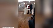 Wyjątkowa okazja wymaga wyjątkowego pomocnika. Pies przyniósł obrączki na ślubie swoich właścicieli