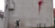 Dziewczynka strzelająca kwiatami z procy. Walentynkowe dzieło Banksy’ego w Bristolu