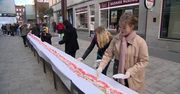 Stumetrowe ciasto na stulecie niepodległości w Chorzowie. Zajęło 80 szkolnych ławek