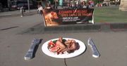 Weganie na talerzu. Nagi protest w Barcelonie przeciwko jedzeniu mięsa