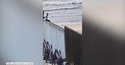 Migranci z Ameryki Środkowej dotarli do granicy USA. Z muru granicznego przegonili ich strażnicy