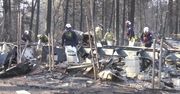 Strażacy z psami szukają ludzkich szczątków w popiołach po pożarze w Kalifornii. Niemal 700 osób uważa się za zaginione