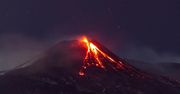 Etna znowu pluje lawą. Widowiskowa nocna erupcja zachwyca turystów, niepokoi mieszkańców Sycylii