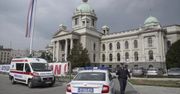 63-latek groził, że wysadzi się w powietrze przed serbskim parlamentem. Ewakuowano budynek w Belgradzie