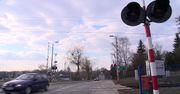 Kierowca autobusu ominął szlaban i wjechał na tory tuż przed przejazdem pociągu