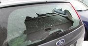 Połamane wycieraczki, stłuczone szyby, wyrwane lusterka. Pijani zdemolowali kilkanaście aut w Warszawie