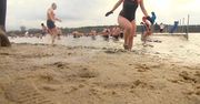 Morsy wykąpały się w lodowatej wodzie dla chorego chłopca. Na plaży w Lusowie odbyła się zbiórka na leczenie Eryka