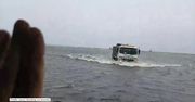 Droga niczym ocean. Kierowca ciężarówki miał problemy z pozostaniem na drodze
