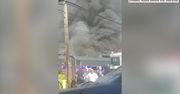 Kłęby czarnego dymu na stacji kolejowej w Filadelfii. W pociągu tranzytowym wybuchł pożar