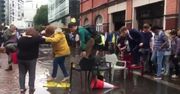 Deszcz zalał dojście do stacji metra w Londynie, więc pasażerowie zbudowali… most z krzeseł