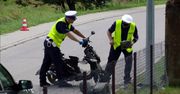 Motorowerzysta uderzył w latarnię pod Giżyckiem. Helikopter zabrał nieprzytomnego kierowcę do szpitala