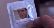 “Na wypadek twardego brexitu”. Nigel Farage na opakowaniu prezerwatywy
