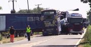 Piętrowy autokar zderzył się z ciężarówką. Dwie osoby nie żyją, 18 zostało rannych
