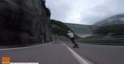 Niesamowity przejazd na desce. W pewnym momencie osiągnął prędkość 118 km/h!