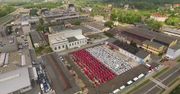 W Gliwicach ułożono rekordową polską flagę z… białych i czerwonych samochodów