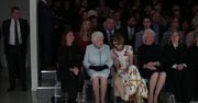 Królowa Elżbieta II w pierwszym rzędzie na London Fashion Week. Obok niej Anna Wintour w okularach przeciwsłonecznych