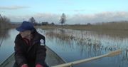 Stan alarmowy na rzekach w Lubuskiem i Wielkopolsce. Mieszkańcy Lipiej Góry pływają po okolicy łódką