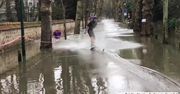 Wakeboarding w środku miasta nie na rzece, a zalanej ulicy? W Paryżu to możliwe, a wszystko z powodu powodzi