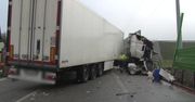 Zderzenie dwóch ciężarówek na S8 w Piotrkowie Tryb. Na drogę rozlał się alkohol