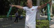 Chiński mistrz kung fu pobił rekord w podnoszeniu puszek otwarta dłonią. Przez 5.79 sekund “trzymał” w ręku 102 puszek