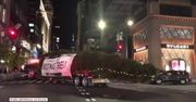 Coraz bliżej Święta. Ogromna choinka w drodze do Rockefeller Center w Nowym Jorku