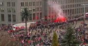 Incydent na rondzie de Gaulle’a. Policja usunęła kontrmanifestantów i baner “Konstytucja”