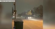 Białe szaleństwo w Kolorado. Z okazji pierwszego śniegu jeździł snowboardem po ulicach przedmieść