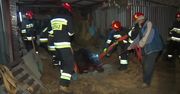 Klacz wpadła do kanału samochodowego, ogier chciał jej pomóc. Strażacy musieli ratować dwa konie