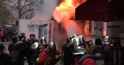 Płomienie i gaz łzawiący w Paryżu. Tysiące ludzi protestowało przeciwko propozycjom zmian w systemie emerytalnym