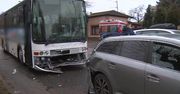 Karambol w Częstochowie. Zderzyły się trzy samochody osobowe i autobus