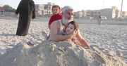 Rodzice niepełnosprawnych dzieci zakopali je na plaży podczas zaćmienia słońca, które miało je uleczyć