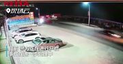 Tragiczny wypadek w Chinach. Pijany kierowca wbił się w ciężarówkę i wypadł z samochodu