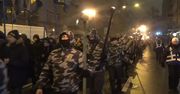 W wojskowych uniformach, z pochodniami. Marsz nacjonalistów w Kijowie w 101. rocznicę bitwy z bolszewikami