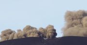 Samochody na Sycylii pokryte warstwą wulkanicznego pyłu. Etna znowu niespokojna