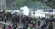 Starcia między policją i demonstrantami w Hong Kongu. Demonstranci obrzucili funkcjonariuszy butelkami z benzyną