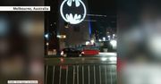 Znak Batmana rozświetlił niebo m.in. w Tokio i Melbourne. Z jakiego powodu?