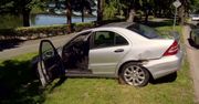 Toczące się auto uderzyło w ławkę z matką i dzieckiem i wjechało do jeziora