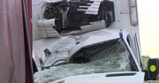 Wypadek śmiertelny. Zderzenie się samochodu dostawczego i ciągnika siodłowego.