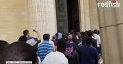 „Czarne Kamizelki” wdarły się do Panteonu w Paryżu. Migranci domagają się legalizacji pobytu we Francji