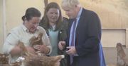 Boris Johnson w kurniku. Nowy premier Wielkiej Brytanii przekonuje rodaków, że brexit nie zaszkodzi gospodarce